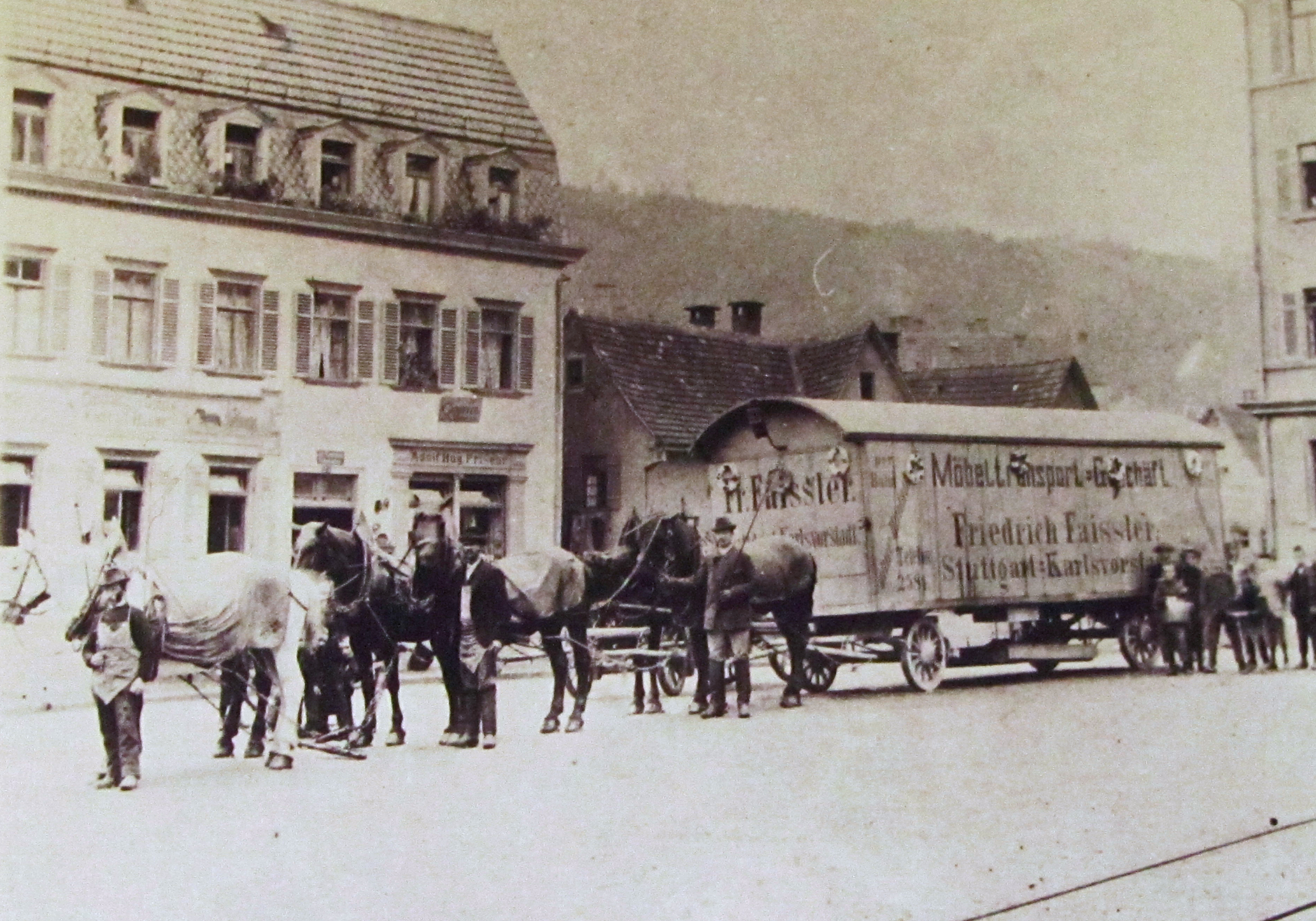 Ochsenplatz mit Gasthof Ochsen rechts ist noch ein Stück Schule erkennbar